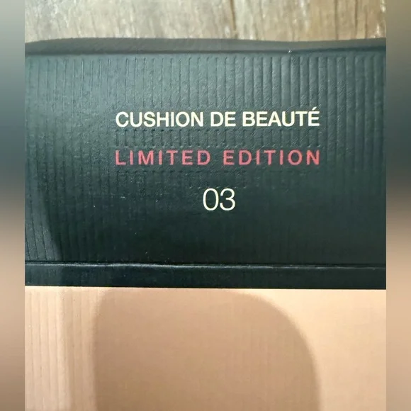 Gucci Cushion de Beauté Limited Luminous SPF 20 Moisturizing Foundation - Picture 4 of 10